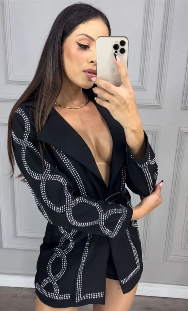 Blazer chamise com aplicação, e acompanha o short e o cinto